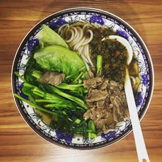 I don't usually post food images but this one is special. Not fancy at all but tastes so comfortable, silky noodles together with lettuce and tung choi (water convolvulus), plus just the right amount of beef and pickles, turned out to be everything I wanted after a busy day: light, healthy, vibrant and tastes like home made by mum.