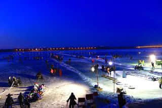 4pm @harbin. The frozen Songhuajiang river. 下午四點，結冰的松花江江面上各種遊樂服務。