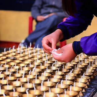 Making of candles.
正在製作蠟燭。